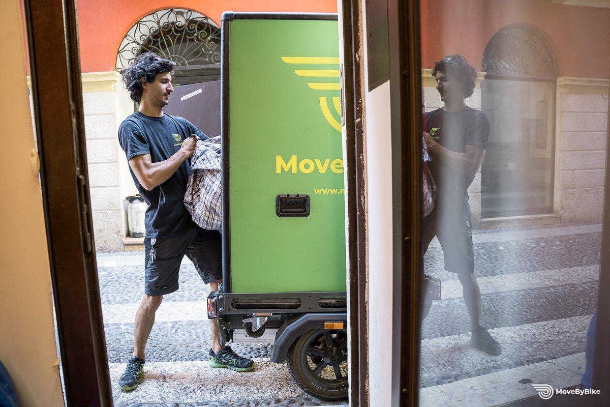 MoveByBike Verona Consegna Biancheria in Cargo Bike